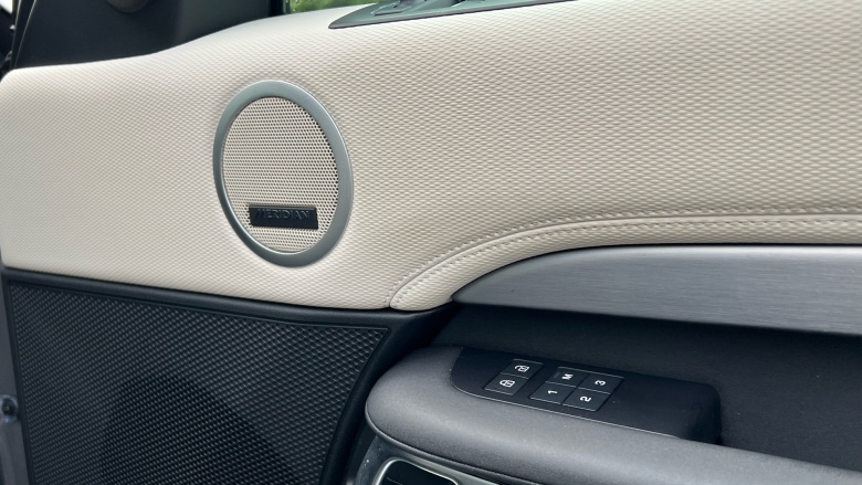 Land Rover Discovery 3.0 D300 R-Dynamic SE 5dr Auto Diesel Station Wagon